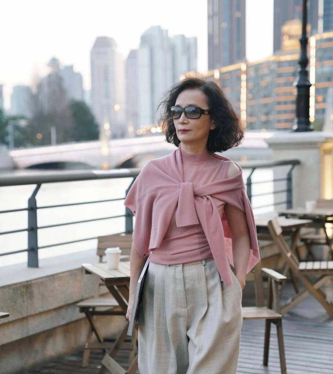 三木妈妈都59岁了穿衣搭配却没有大妈感没被年龄困住真美