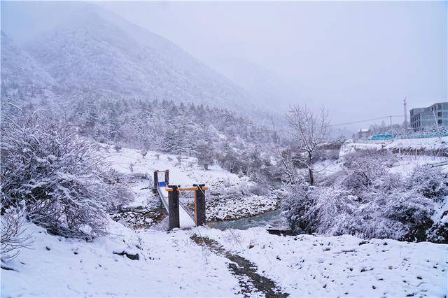 川藏线自驾，四川甘孜遇到大雪，邂逅仙境般小村子，还可以泡温泉
