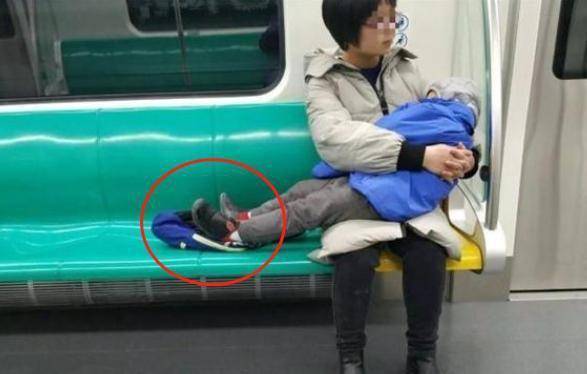 地铁上的几张“偷拍照”走红，引网友热议：最高级别的“炫富”