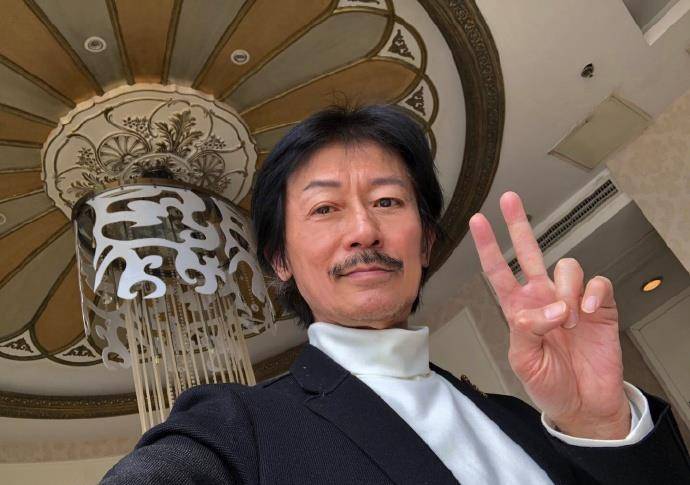 原创68岁陈勋奇与成龙再度合作晒拍摄现场照片近照老到认不出