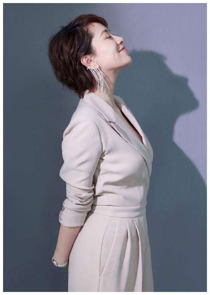 原创41岁海清也太好看了连身裤穿出高级感这才是成熟女人的模样