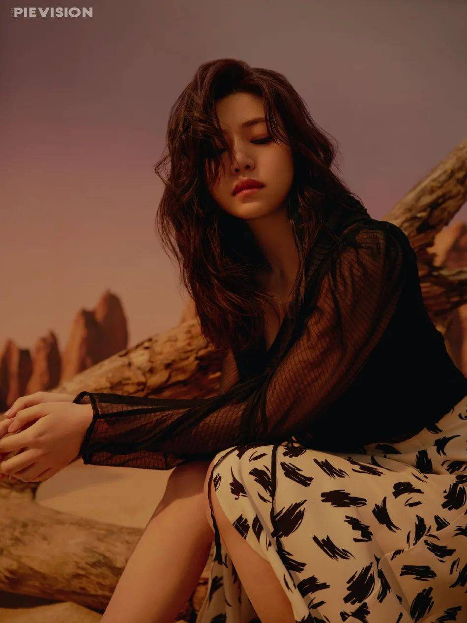 陈妍希杂志最新性感写真!肤白貌美大长腿又纯又欲_黑色_沙漠_长裙