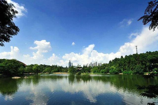 距贵阳市中心12公里，藏着一公园，由北湖和南湖组成，门票免费
