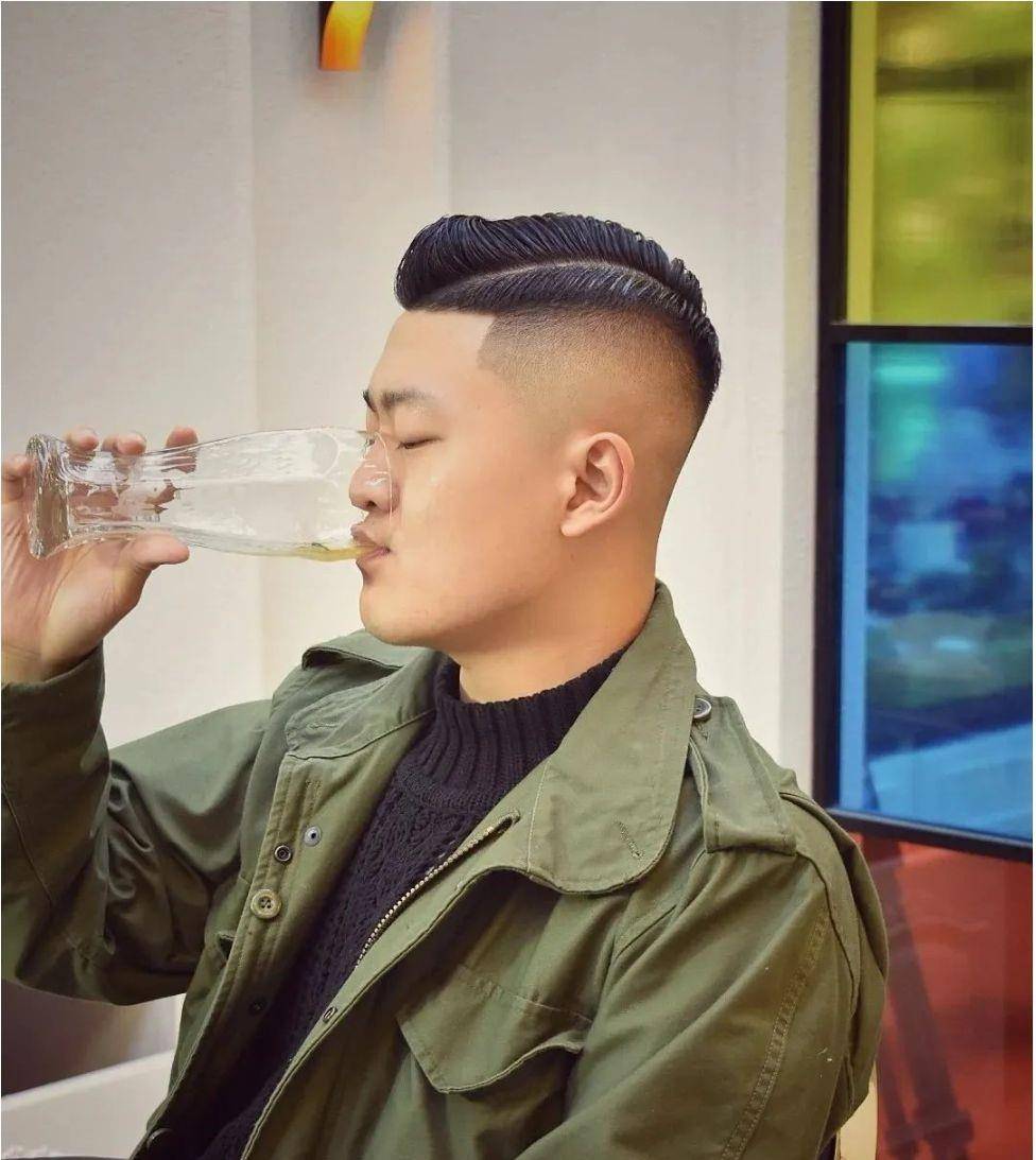 原创天热了男士发型怎么剪最火还是两侧铲短
