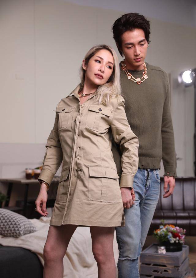 黄皓是个95后的混血,除了漫画脸迷惑人,肌肉蓬勃,身段宏伟健硕,能够说