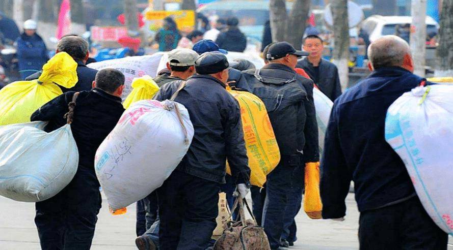 原创年年打工年年穷农民工日赚两三百为啥总是拎包提桶钱呢