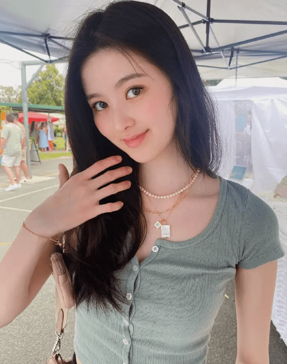 孙芸芸20岁女儿廖思惟健康洋气落落大方真人间富贵花