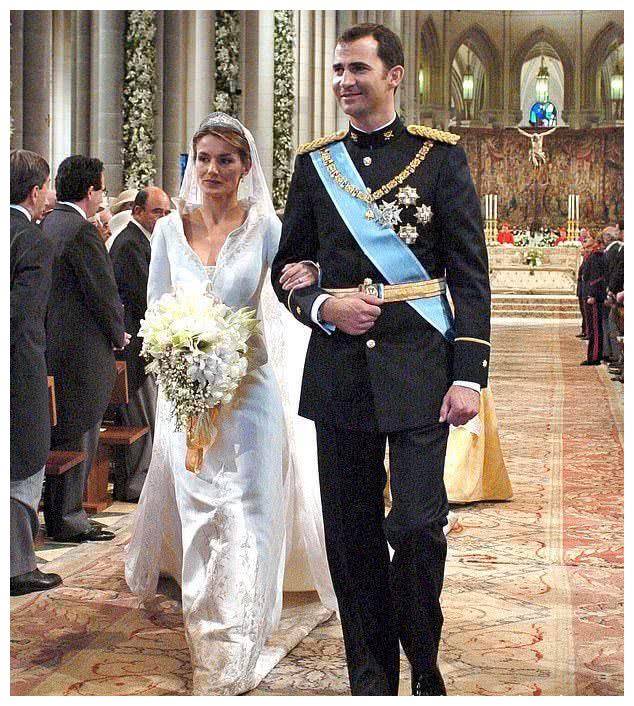 西班牙王后结婚15周年纪念 再穿80块zara蓝裙 依然高贵 齐亚 裙子 穿着