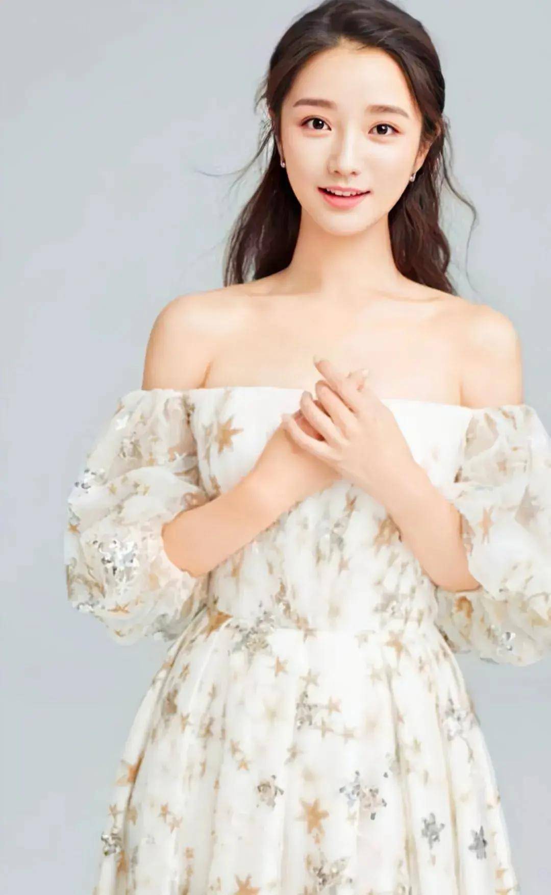 肖燕在形象清新可爱,表演生动,是一位集美貌与演技并存的女演员,希望