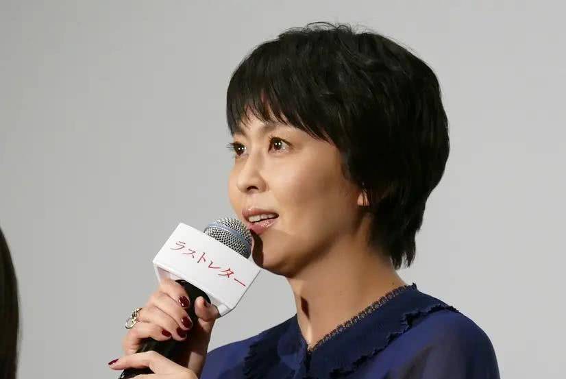 原创42岁松隆子亮相东京裙子显胖但气质温婉被福山雅治夸演技好