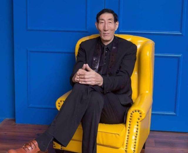 比姚明还高10厘米身高2米36的蒙古巨人娶小28岁妻子