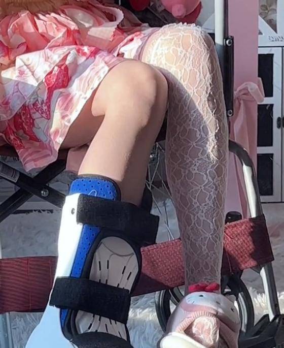 原创网红蔡萝莉送外卖致崴脚坐轮椅不忘送福利网友丢人现眼