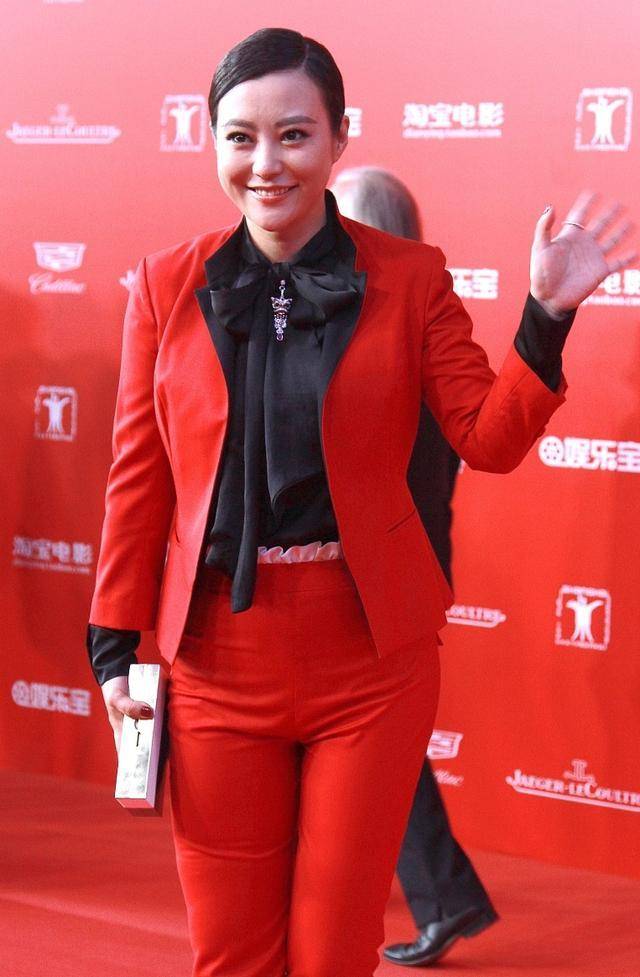 原创41岁郝蕾也太拼了穿红色西装故意选小号没显瘦反而勒出大象腿