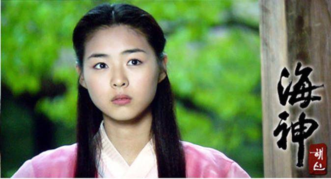 在2004年出演了第一部电视剧《海神》,饰演少时婷花,当时在剧中的古装