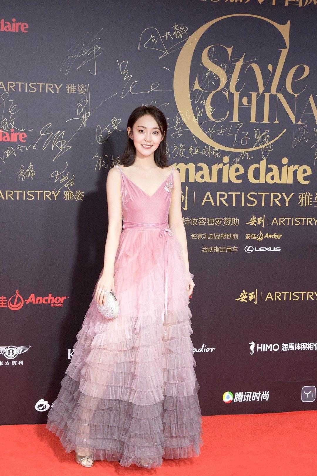 原创张佳宁美得像仙女一样穿粉色吊带连衣裙亮相锁骨发洋气又清新