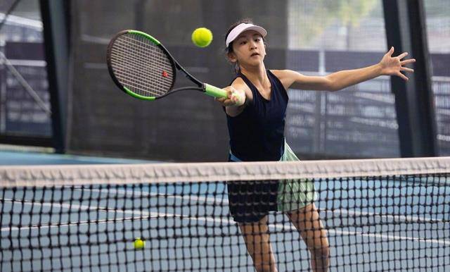 11岁田雨橙打网球,穿上运动服略显成熟,五官长相酷似赵丽颖