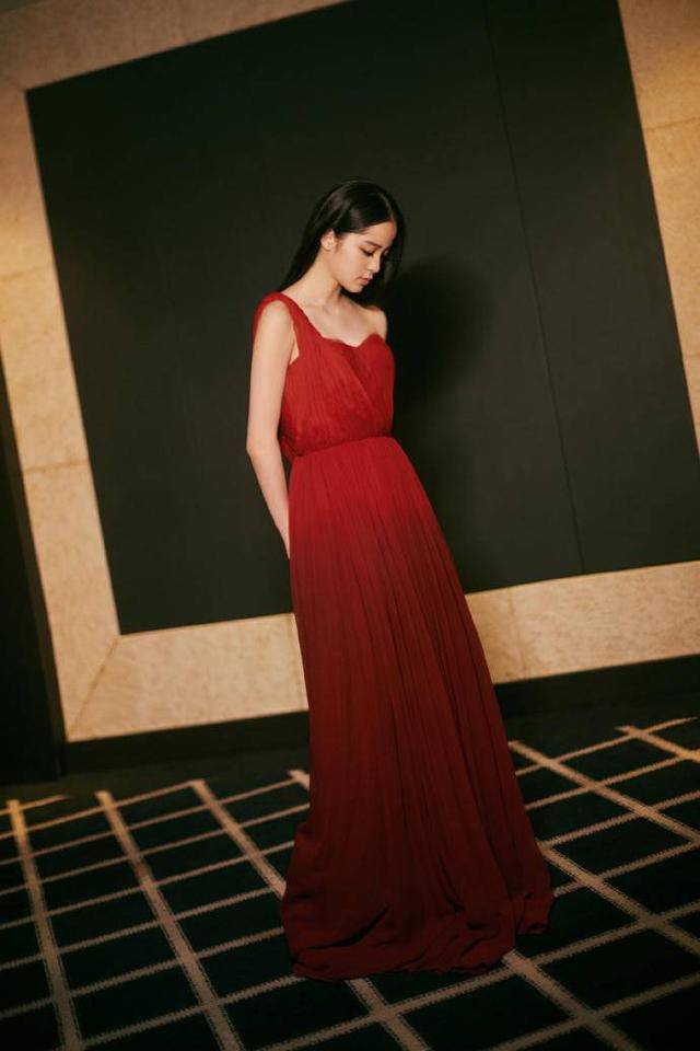 19岁欧阳娜娜一改往日形象穿红色吊带裙妩媚优雅真是大姑娘了