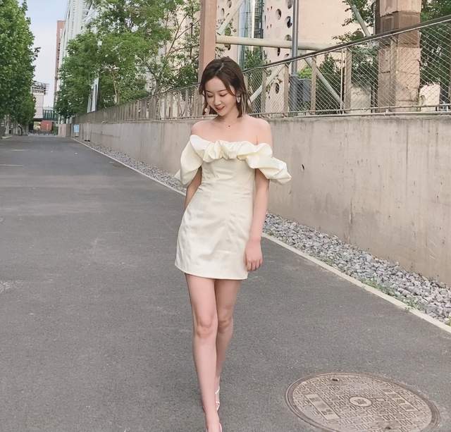 原创美女主播裴优晒出长腿照朦胧风格妩媚十足气质完全不输金佳悦