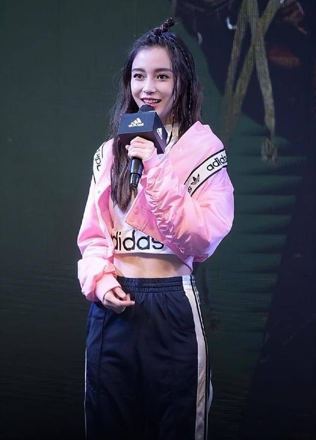 杨颖好适合露脐装收腰短卫衣配工装裤身材比少女还好