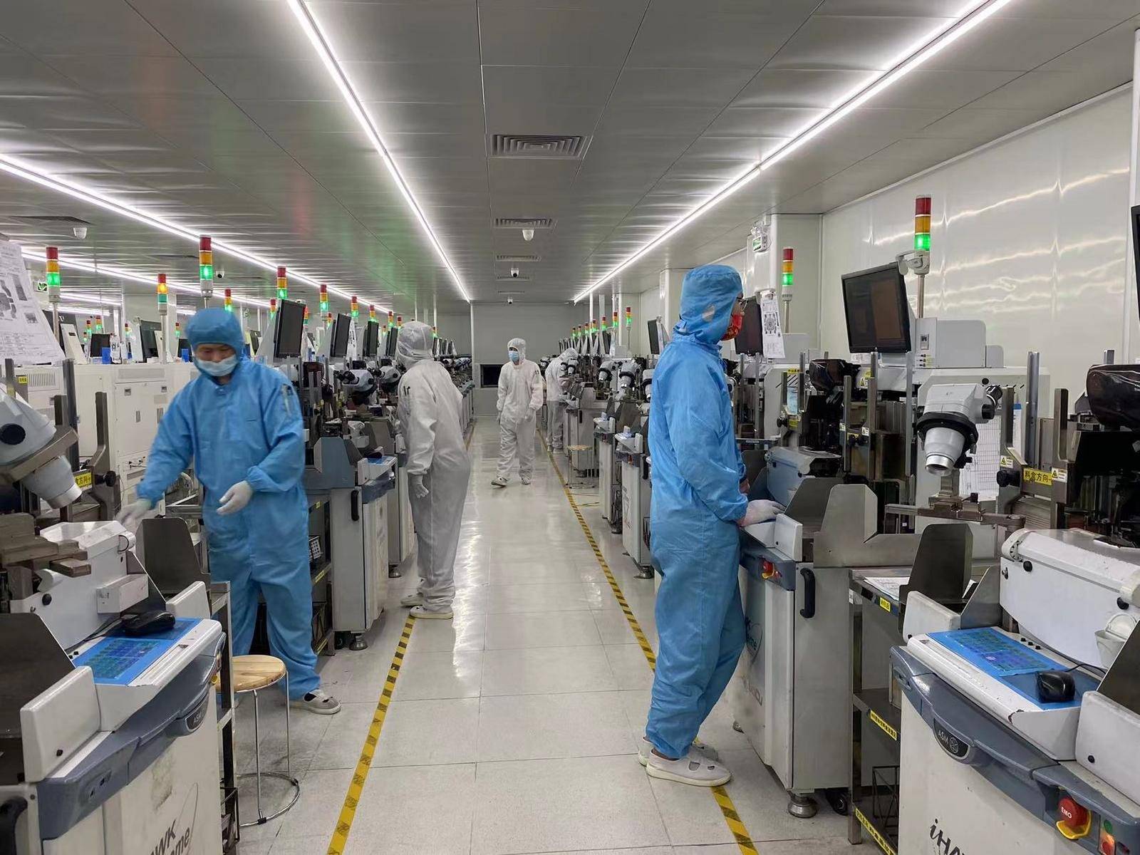 "在深圳市金誉半导体股份有限公司(以下简称金誉半导体)的生产车间内
