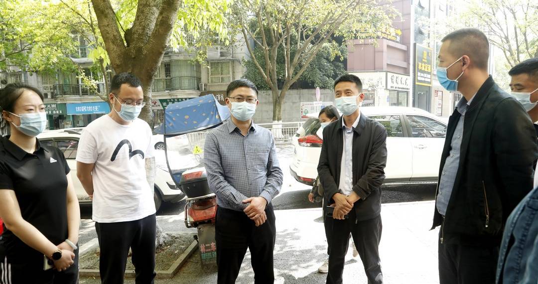 唐栋良先后深入到厦蓉高速况场收费站,汇通超市西城御景店,龙透关农贸