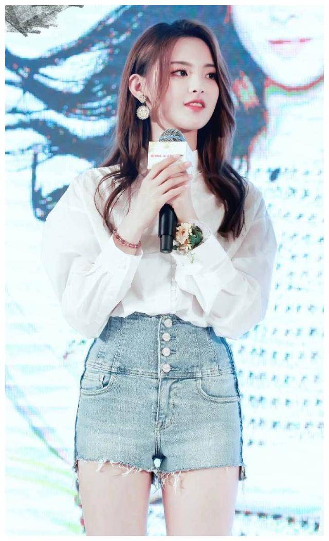 杨超越厉害了简单的白衬衫配毛边裤穿出时尚感不愧是村花