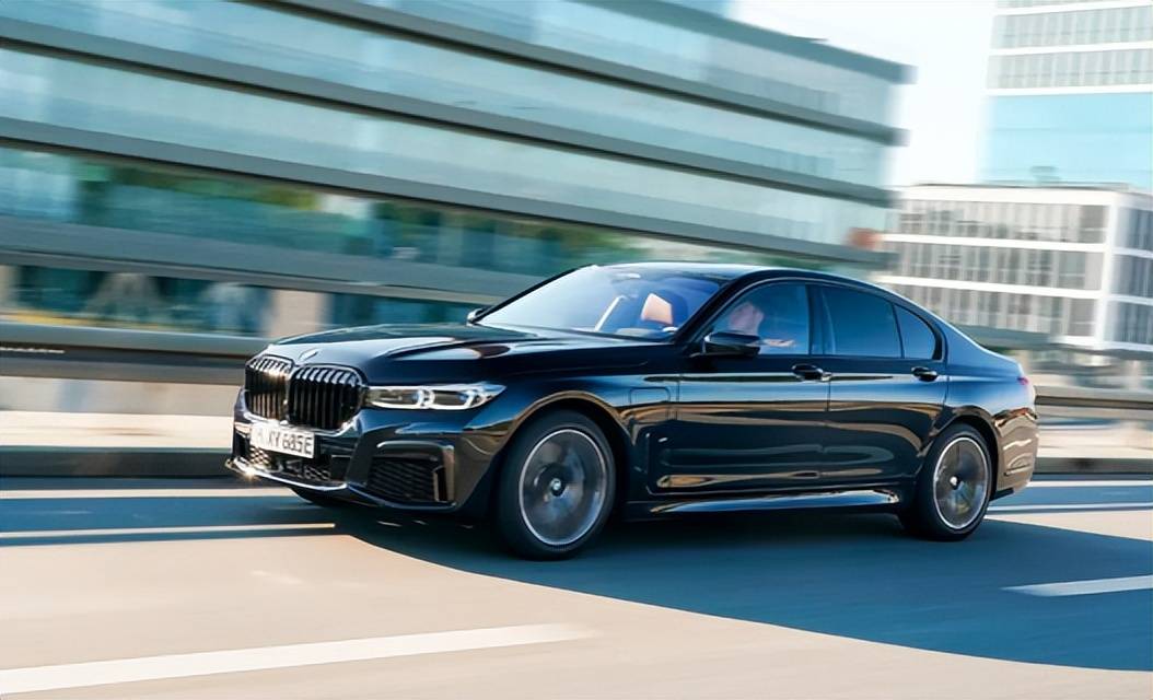 在动力性能上,宝马745e搭载的是由3.