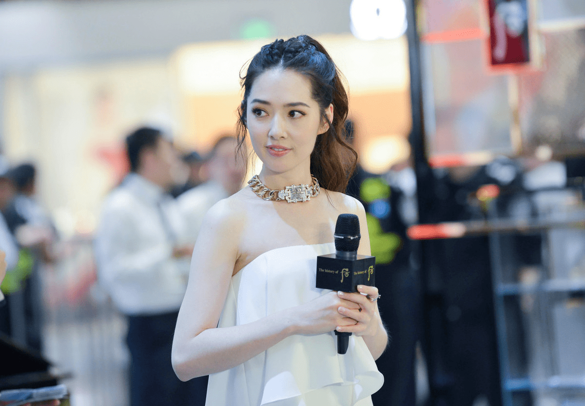 郭碧婷扎起马尾更美了,穿白色抹胸连体裤气质出众,至少减龄10岁_身材