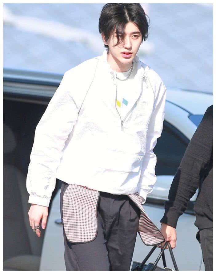 蔡徐坤机场照,休闲穿搭依旧帅气,但是大热天裤子上贴暖宝宝?