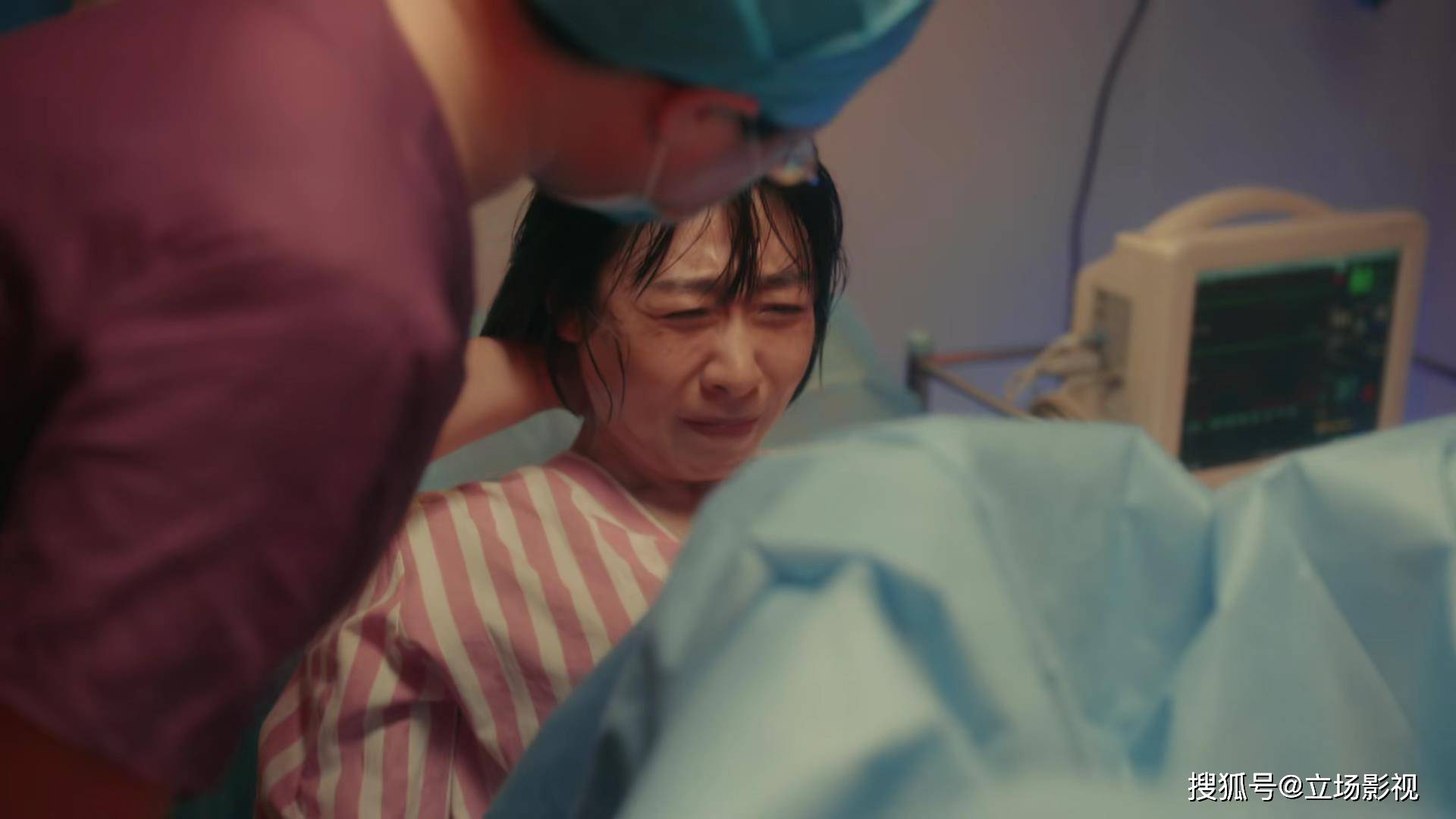 肖路走后,处理完工作,一个人在家里喝着小酒,看着球赛,逃离了一晚上.