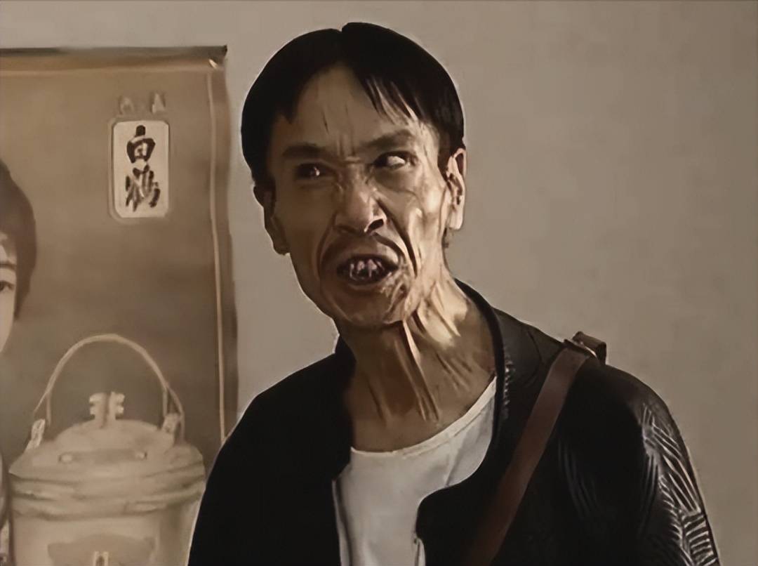 "皇军说了,前些天你们村凑的份子钱不够数,皇军很生气,赶紧把钱补上吧