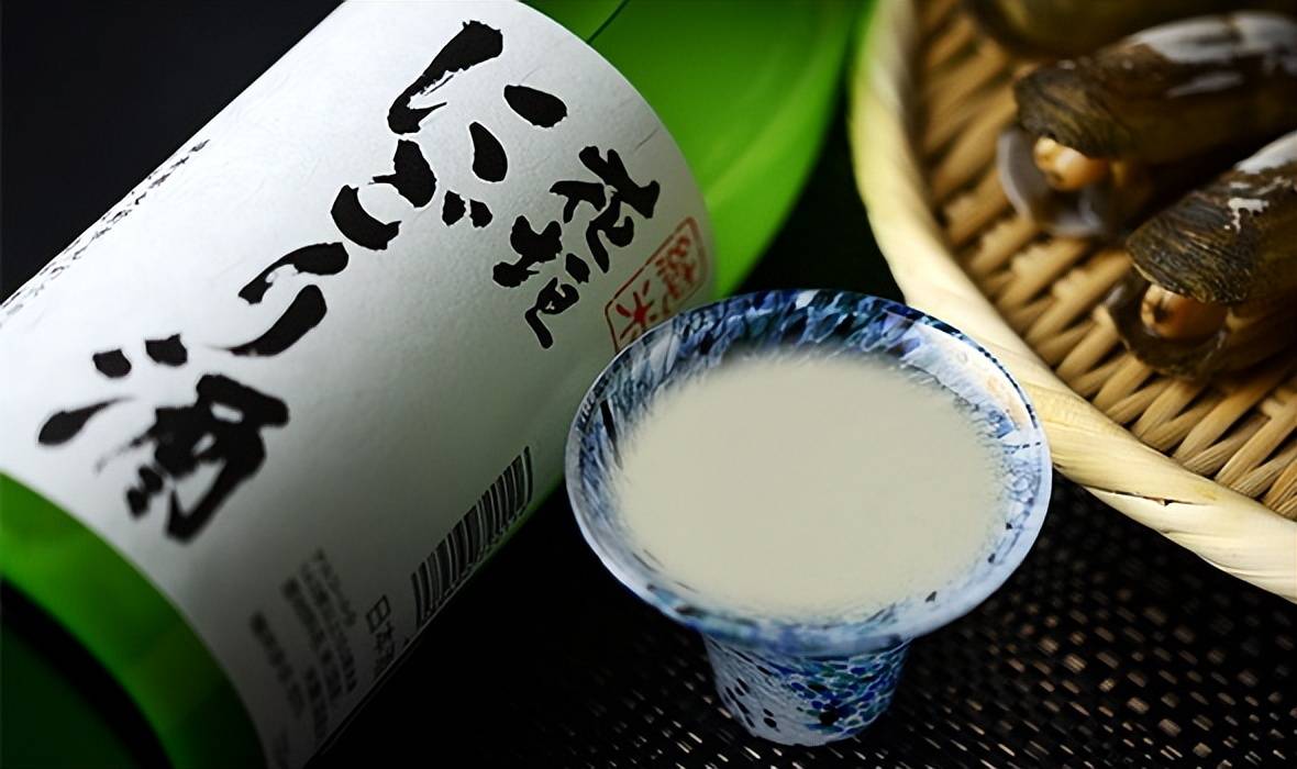古代日本只有"浊酒",后来有人在其中加入石炭过滤,才有了现在的"清酒"