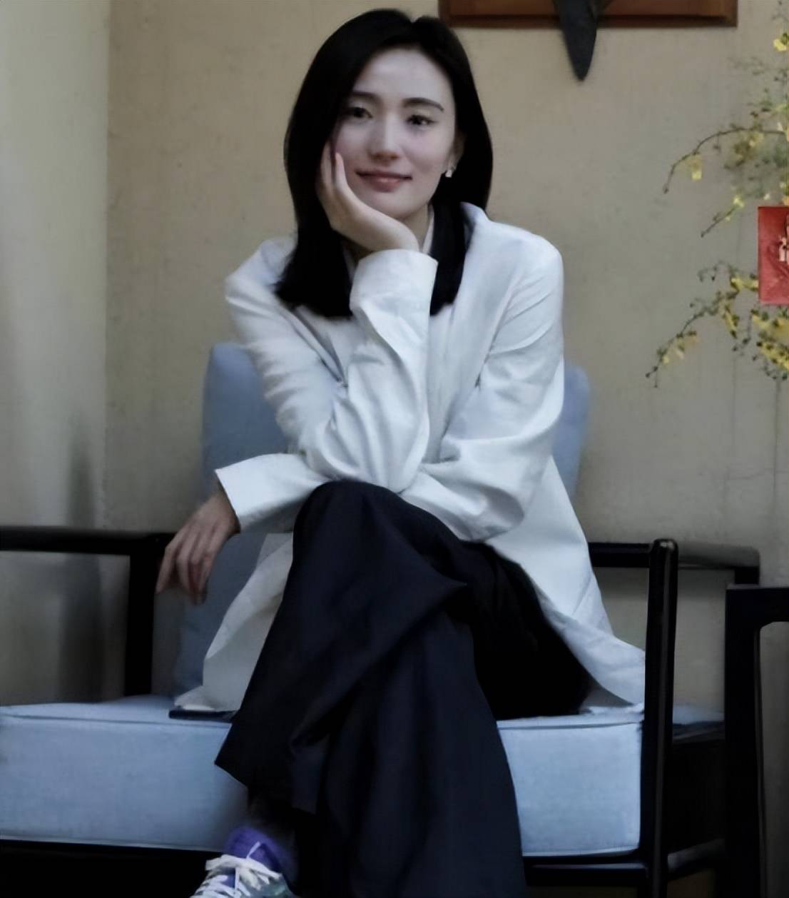 原创李亚鹏小18岁老婆真时髦穿黑白配简单却高级冷清气质太像王菲