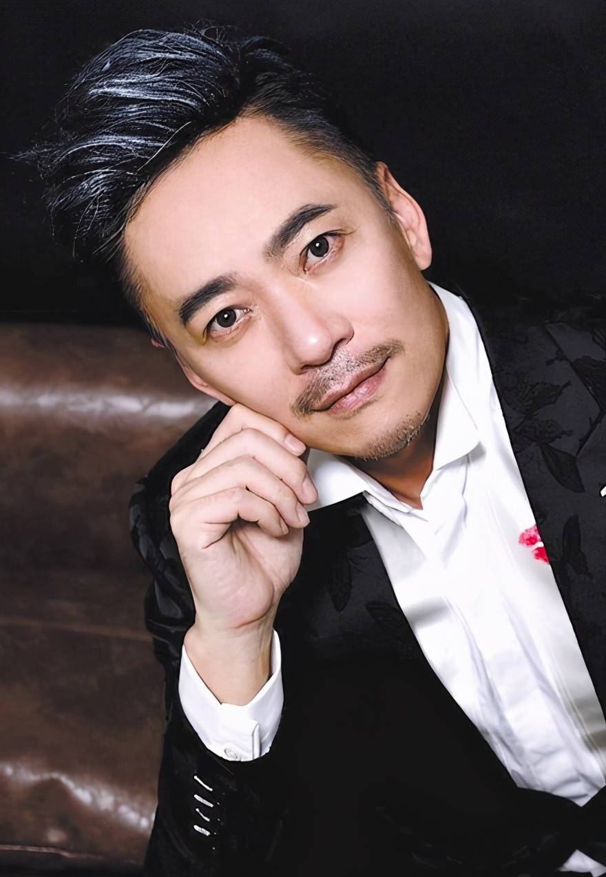 昔日当红歌手,颁奖前一晚父母惨遇害,含泪无奈退出歌坛今无人识_麦子