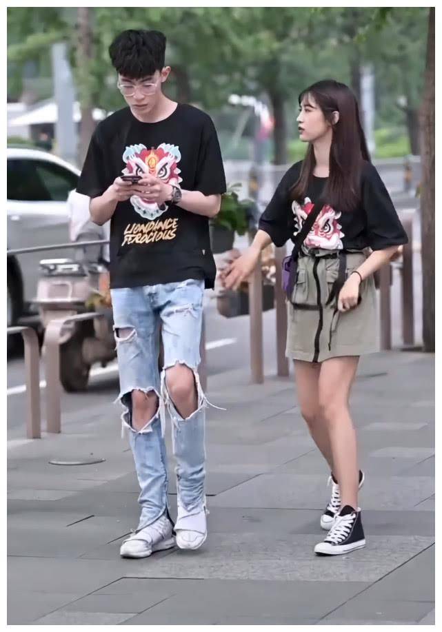 男生把裤子拉到踩脚,腿还是没有女友长,只因她穿了"垂带裙"_裙子_黑色