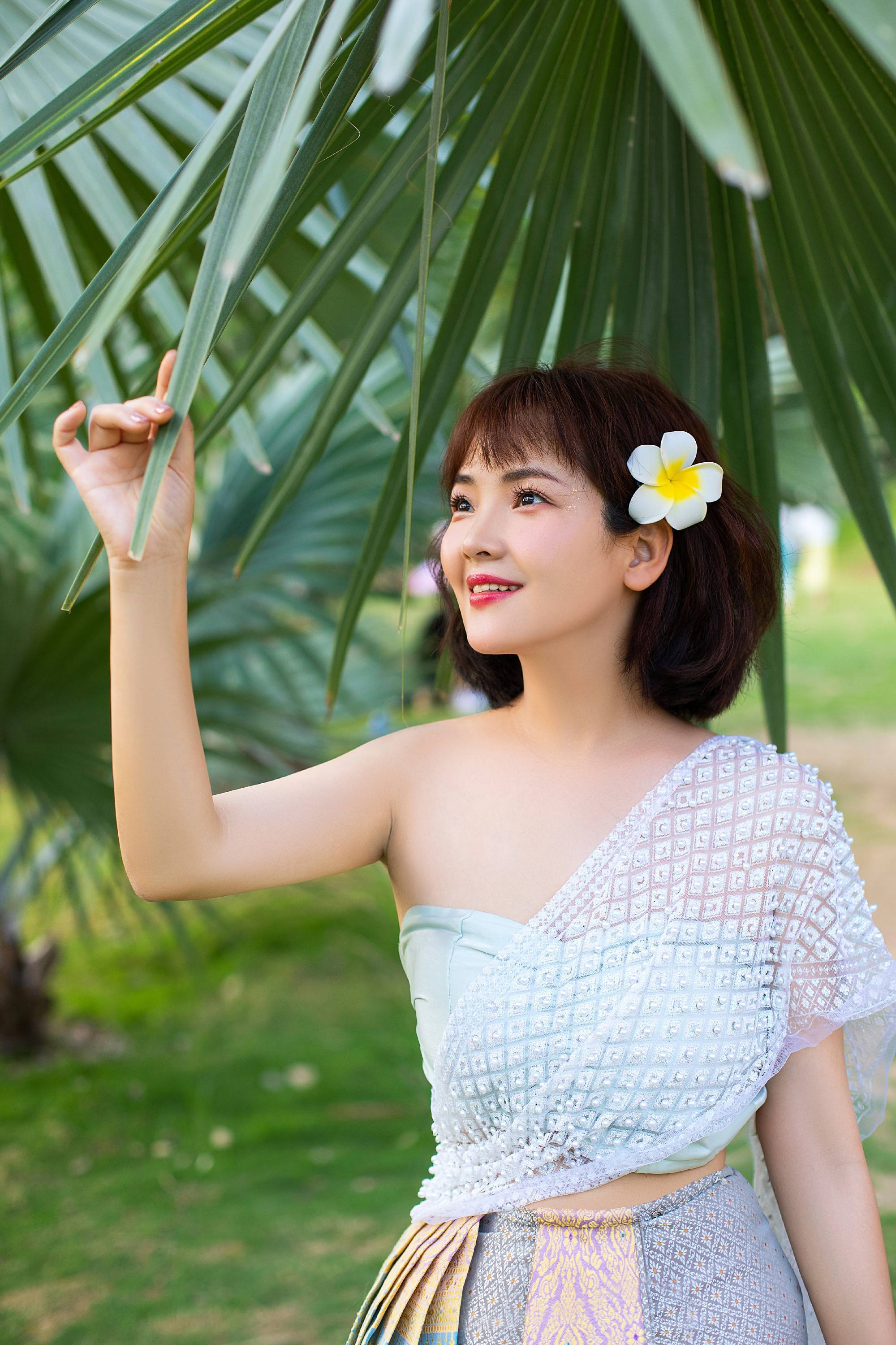 斯琴高丽春日浪漫写真曝光穿越丛林化身傣家姑娘