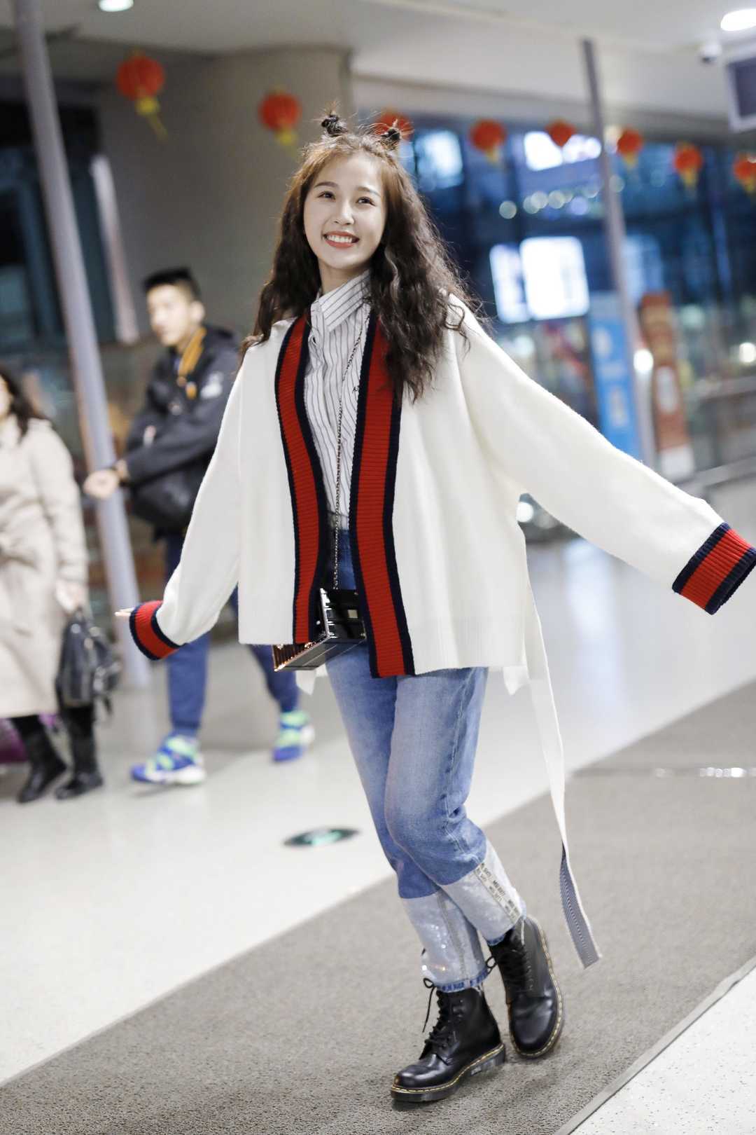 原创虞书欣真爱作妖穿开衫配条纹衬衫走机场龙狡辫太引人注目