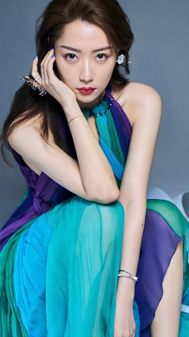 白冰俏丽好看的脸庞和妩媚优雅的身材