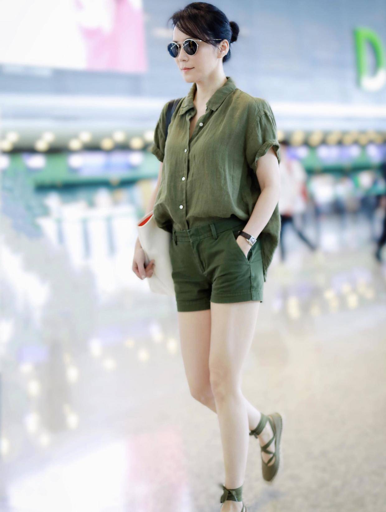 原创被俞飞鸿的好气质征服一身绿色衬衫短裤走机场气场直接开挂