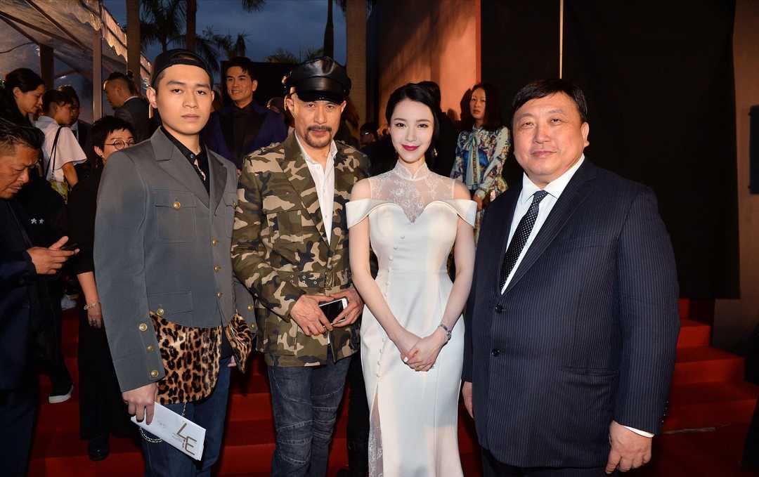 胡然拥有天使脸孔魔鬼身材穿白色连衣裙走红毯惊现括号臀