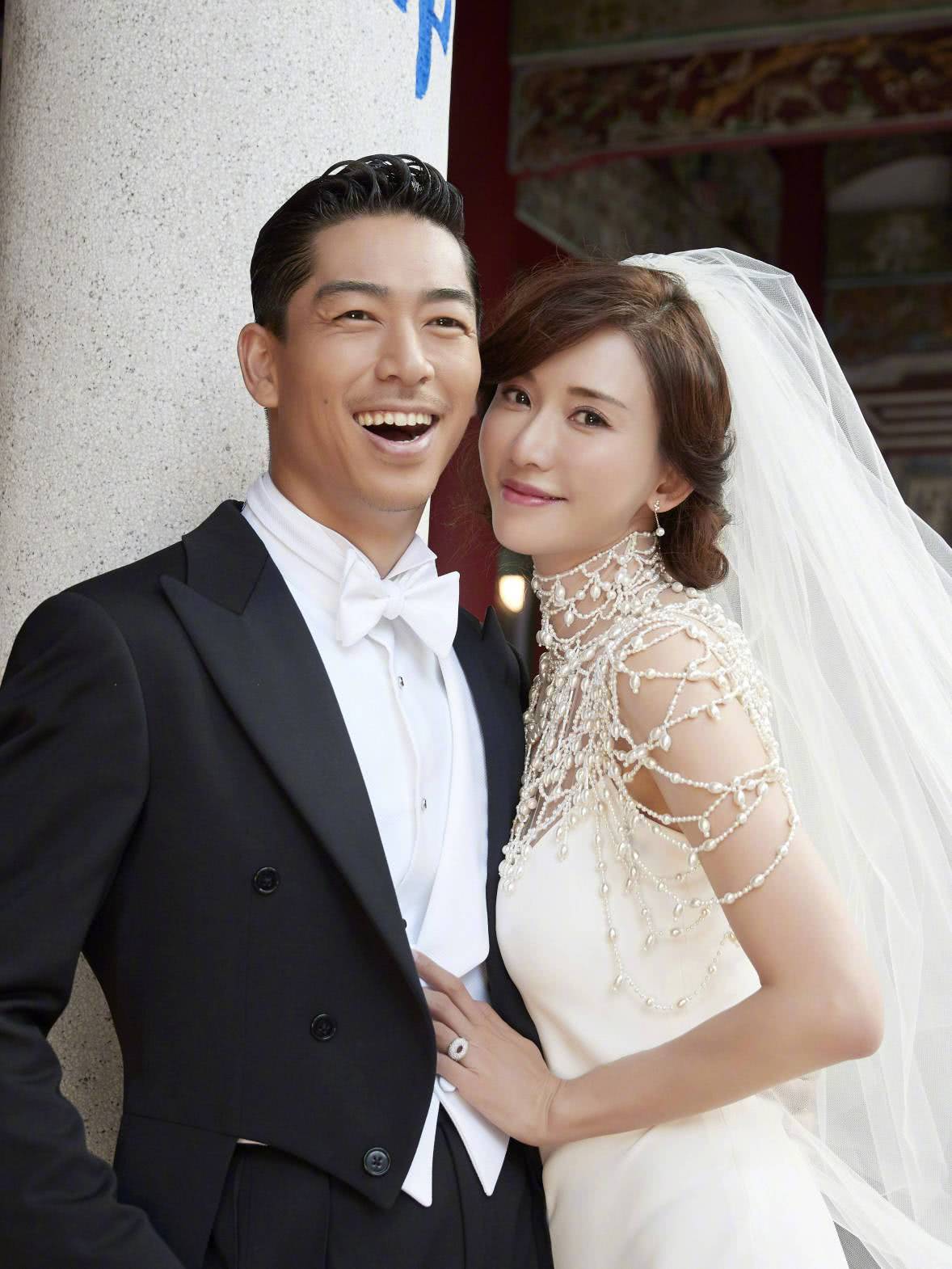 原创45岁林志玲结婚后越来越时尚身穿闪光长裙美出新高度