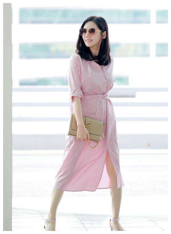 秋瓷炫举办婚礼后现身,粉色衬衫裙搭高跟鞋,40岁了气质很出众!