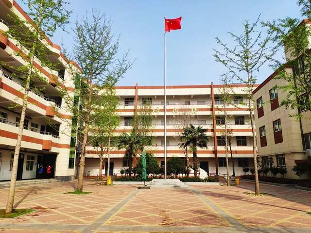 用情做服务洁净为师生郑州二十中保洁维修服务人员工作掠影