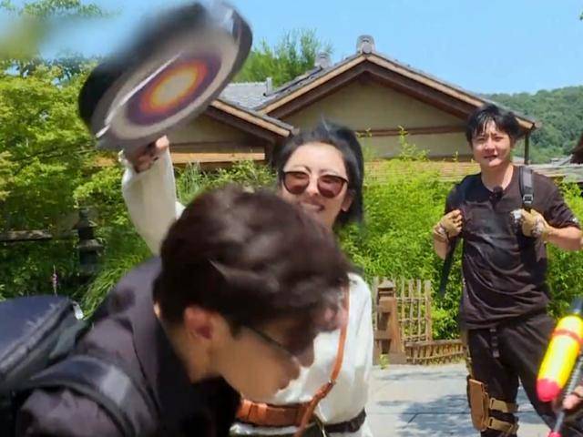 原创赵小棠敲邓伦的头立马去安慰内疚的她下意识的动作好甜