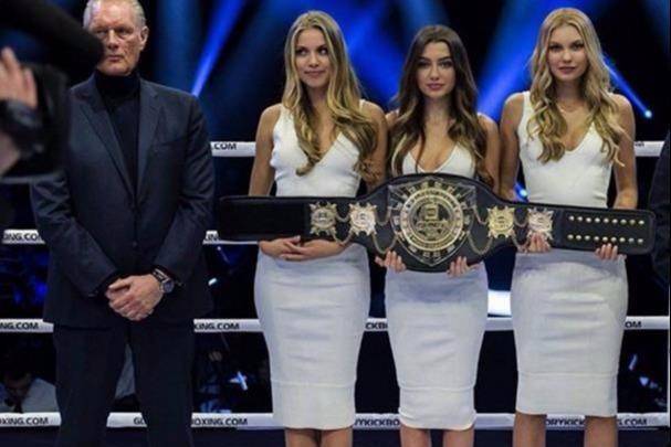 原创拳击举牌女郎薪水很低她们靠什么维持生活呢泰森称她们有副业