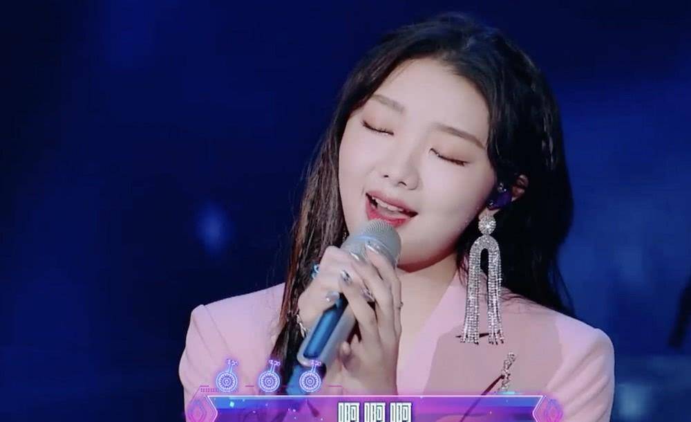 就在歌迷们还沉浸在《我们的歌》无法自拔时,李紫婷又出现在了《嗨唱