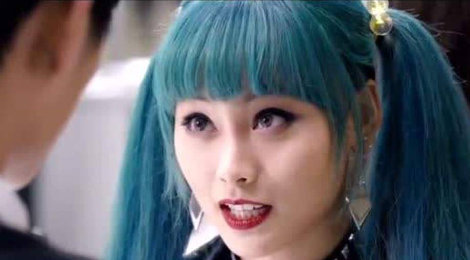 还记得唐人街探案的女黑客吗当她染回黑发那刻女神范十足