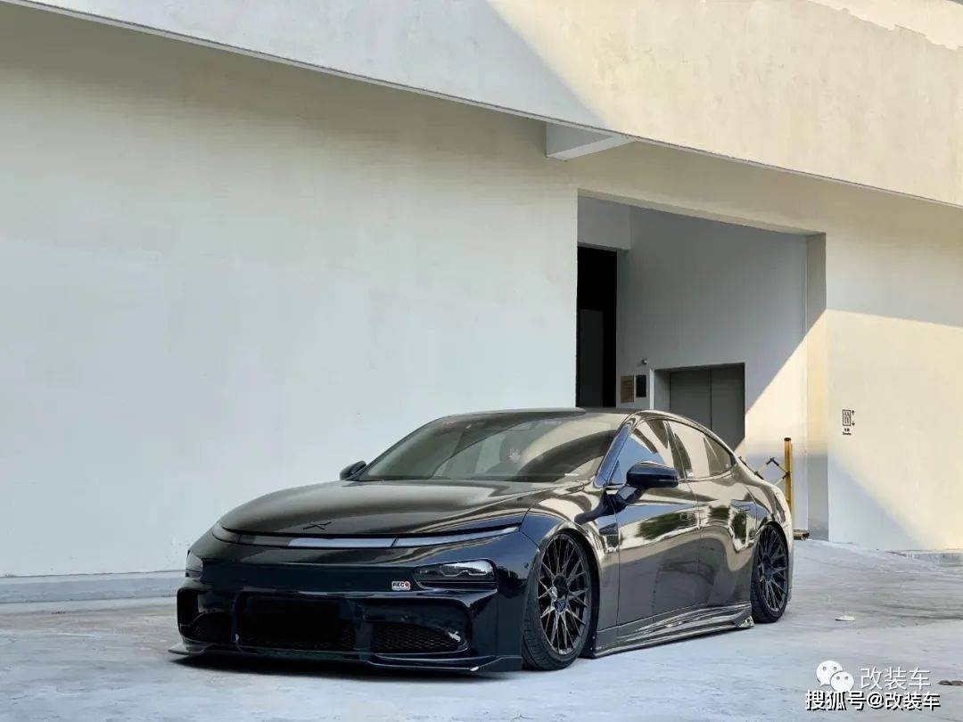 原创小鹏p7被改装车友毒害从绞牙玩到气动姿态黑武士