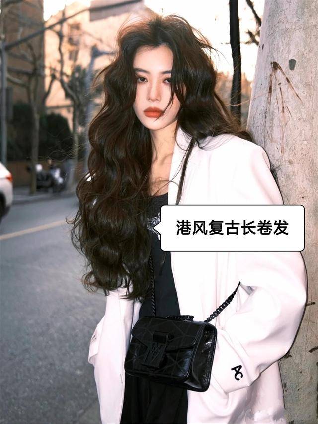 一头乌黑浓密的氛围感港风复古长卷发,总是会给人带来生机勃勃,复古