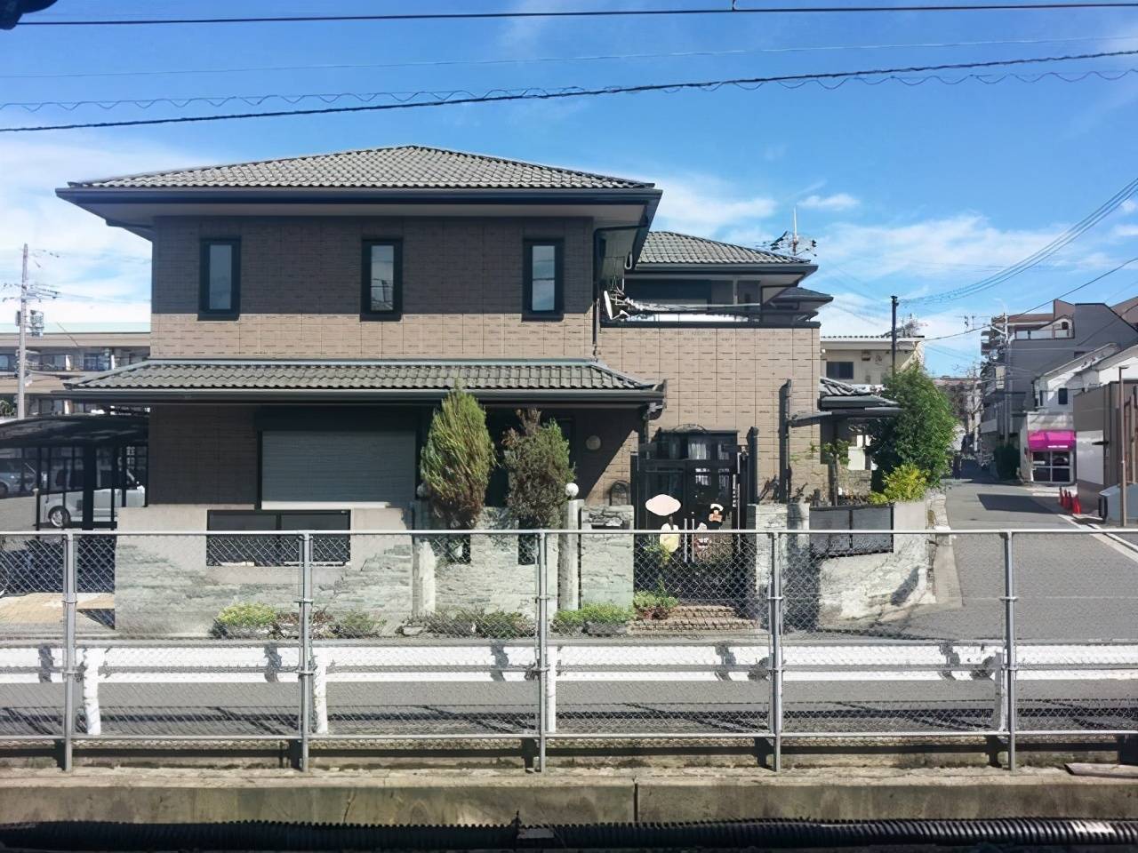 为何日本人都住2层小楼?不去住高楼大厦,难道是因为"穷"么?